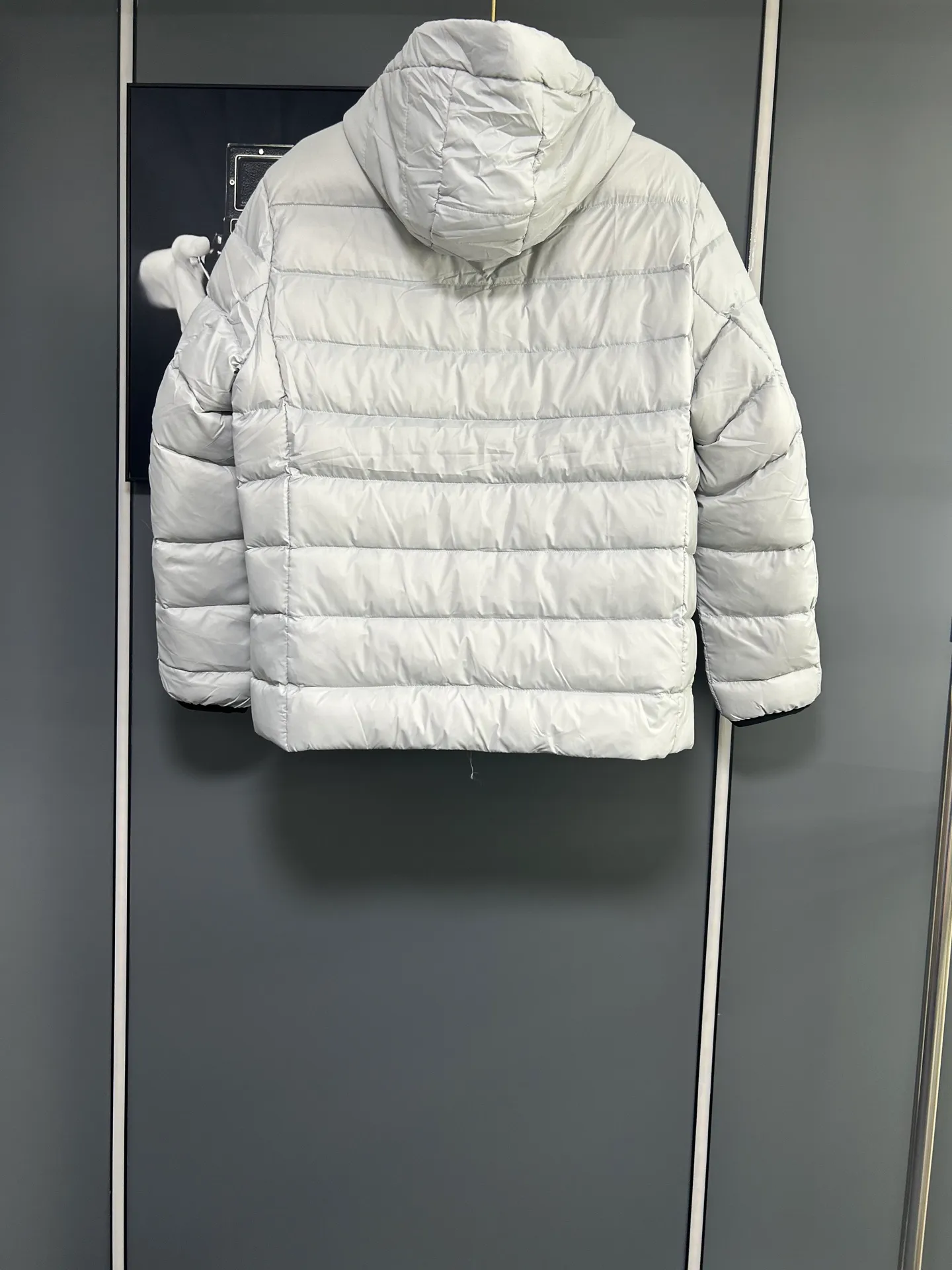 P660 CANADA GOOSE Canada Goose Crofton solid color hooded zipper outdoor warm rib down jacket 90 down filling 750 fill power Tajima embroidery white duck down short lightweight hooded down jacket jacket small zipper pocket on the chest side for storing things The Thorium AR hooded model is versatile, durable and warm. It can be used as a mid-layer in winter and winter, or worn alone. It can also be easily worn with hard-shell clothing in cold environments.     The fabric has been improved with AratoTM30 nylon fabric with fine texture, which is super warm and very wear-resistant. It is also treated with DWR, which can effectively prevent water and moisture.     DownCompositeMapping zone filling technology can reasonably allocate down insulation and synthetic insulation areas. The simple design of StormHoodM is made of synthetic insulation materials. Zippered hand pockets, inner zipper pockets. Combination of technology and technology. Lightweight and warm. Three-dimensional tailoring. Hooded design. Complete three-label accessories. What you see is what you get. Same style for men and women. Color: off-white. Size: M-3XL.